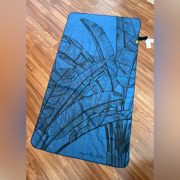 Agua Bendita Blue Botanical Towel - Picture 1 of 13